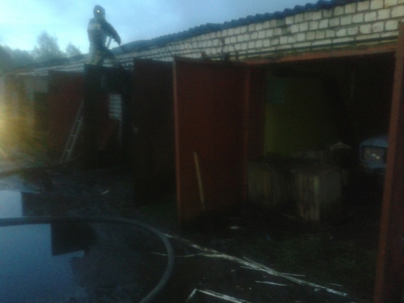 В Ярославской области полыхали гаражи: огонь повредил машины