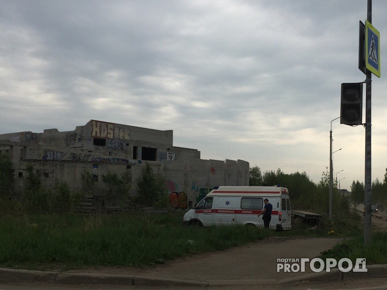 Опасный долгострой: в Ярославле ребенок рухнул с третьего этажа заброшенного здания