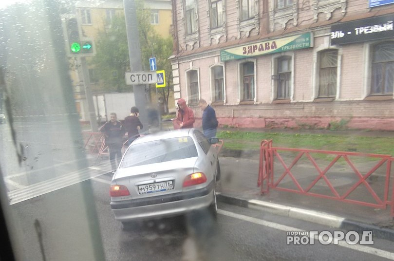 В Ярославле иномарка вылетела на тротуар: копится пробка