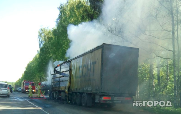 В Ярославле на дороге вспыхнула фура: видео
