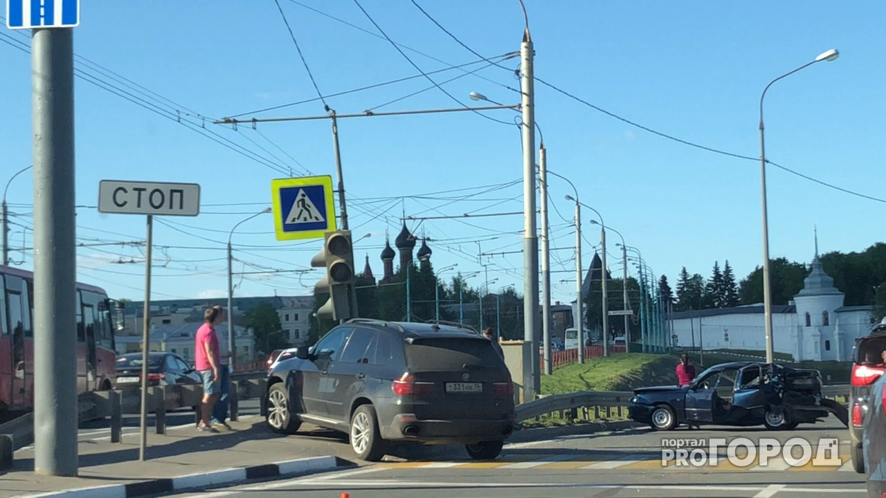 Пробка на Московском: водитель в реанимации, снесенный светофор и рыдающая девушка. Видео