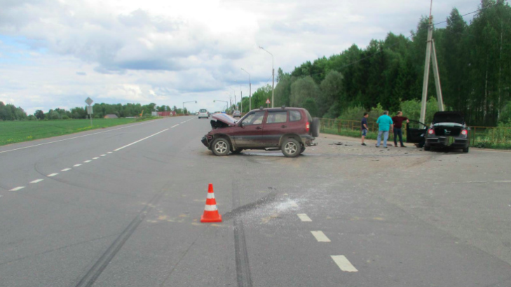 Под Ярославлем четыре человека пострадали в машине, улетевшей в кювет