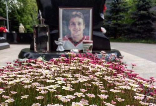 В Ярославле  вандалы осквернили могилы погибших хоккеистов "Локомотива"