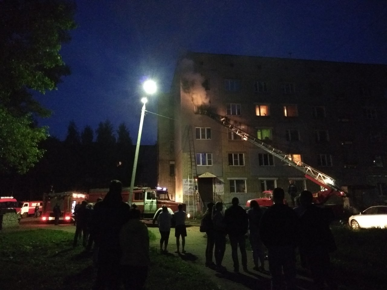 День Ярославля завершился пожаром в общежитии: людей спасали через окно