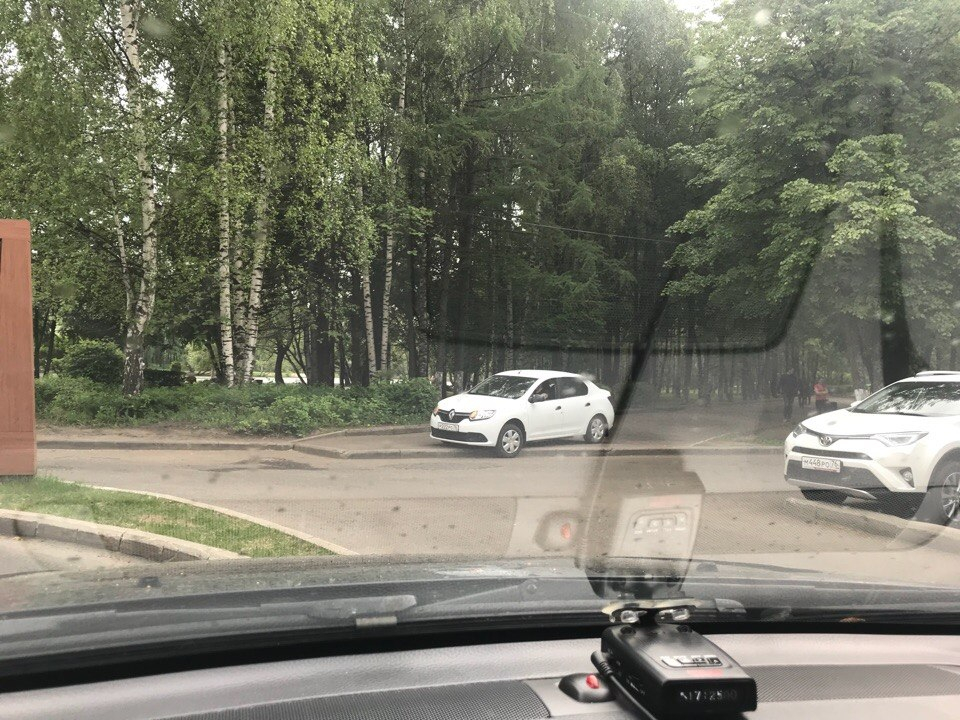 В Ярославле водитель иномарки прокатился по пешеходной зоне через парк