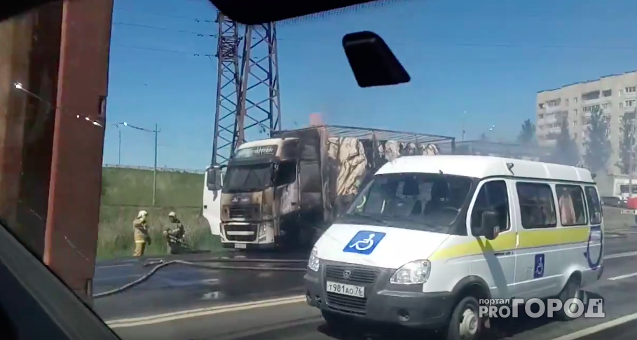В Ярославской области прямо на трассе вспыхнула фура: видео