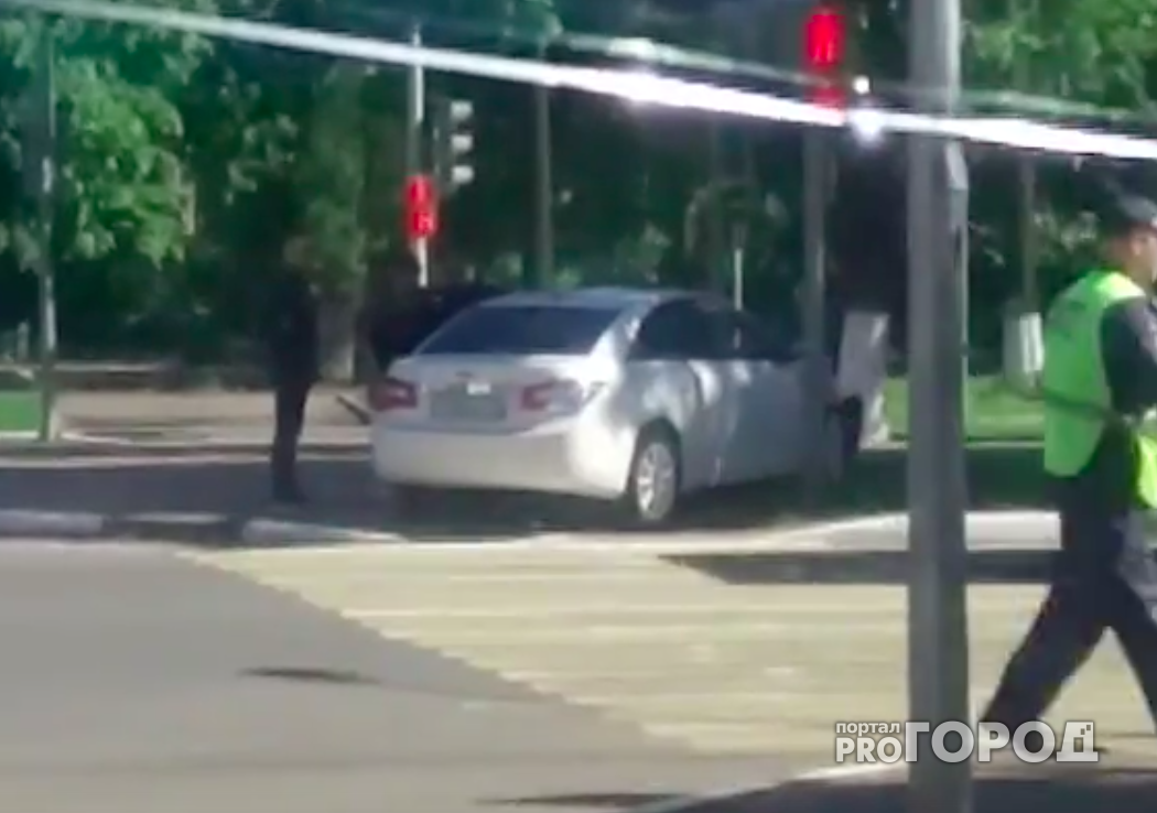 В Ярославле иномарку от удара отбросило в светофор: видео