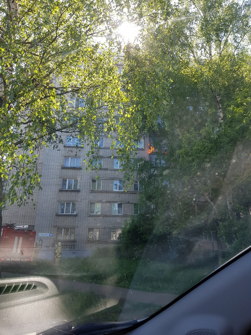 В Ярославле загорелся балкон: кадры