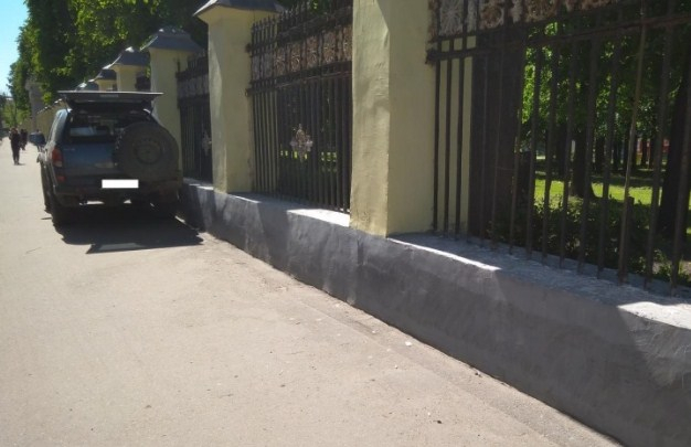 В Ярославле после ДТП иномарку вынесло на тротуар: пострадал ребенок
