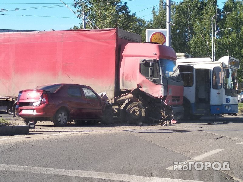 В Ярославле столкнувшиеся фура, троллейбус и легковушка перекрыли дорогу: собирается пробка