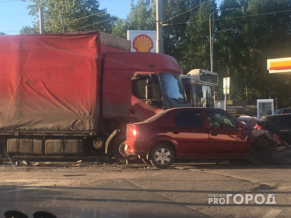 Реанимация и большая пробка: в Ярославле легковушка «впечаталась» в фуру