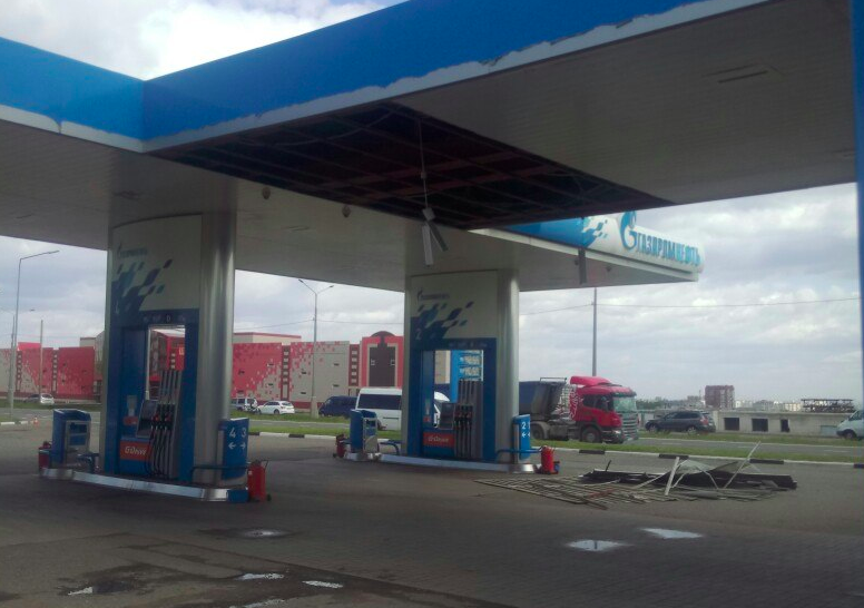 Возмущение ценами на бензин: в Ярославле на заправке снесло крышу