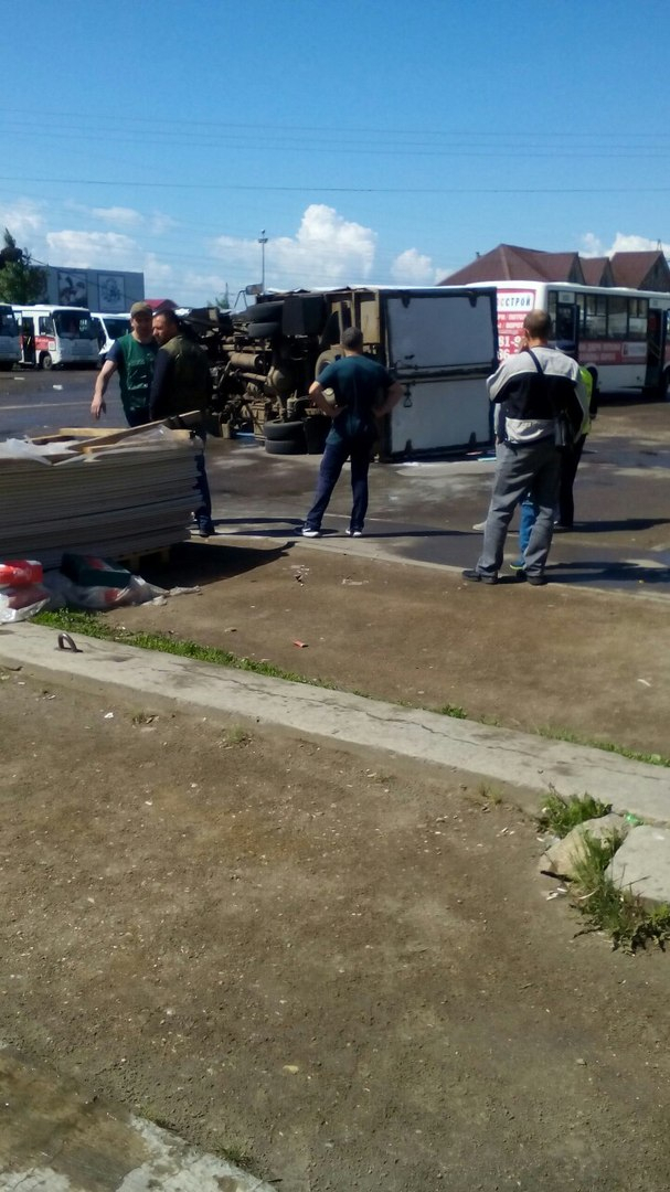 В Ярославской области ветер перевернул грузовик