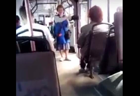 Скандал в троллейбусе: кондуктор сорвала кепку с ярославца и выгнала на улицу. Видео