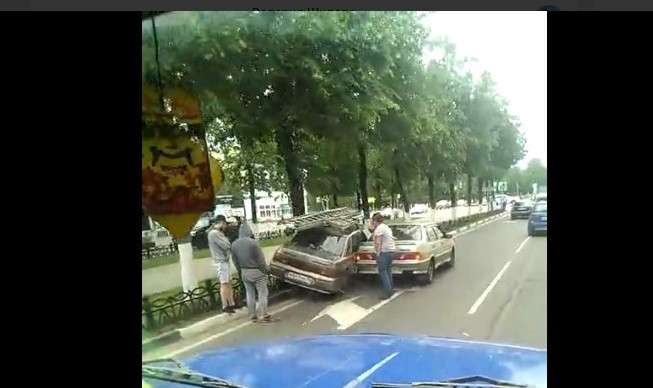 В центре Ярославля легковушка запрыгнула на забор: видео