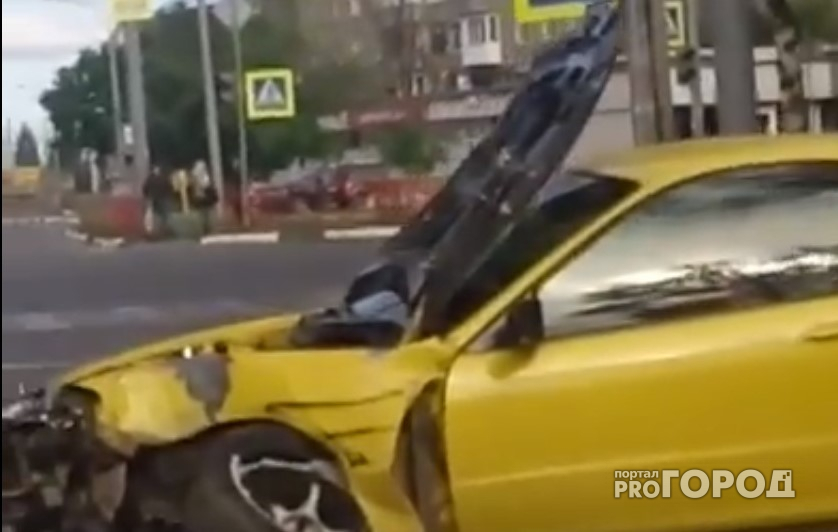 В центре Ярославля спорткар протаранил столб: видео