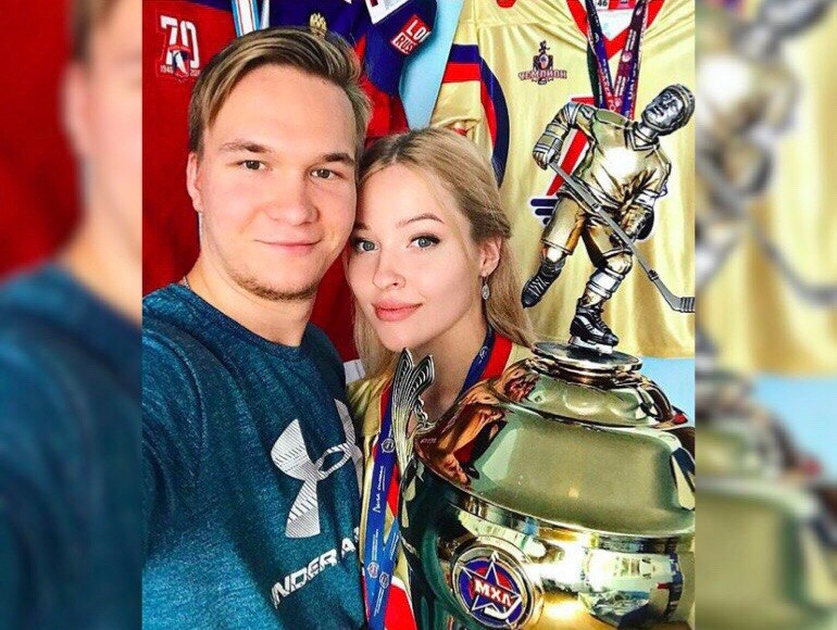 Ярославский хоккеист привёз Кубок Харламова своей девушке