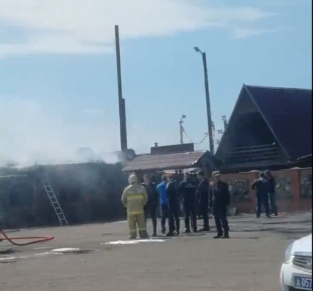 Под Ярославлем сгорело придорожное кафе Генацвале: видео