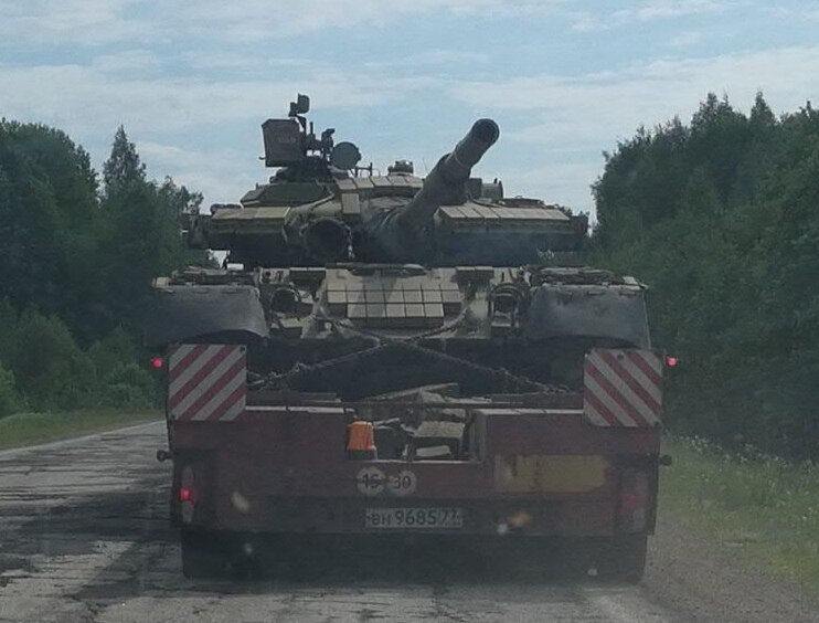 В Ярославской области на дороге встретили танк: видео