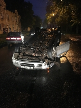В Ярославле после тройного ДТП автомобиль перевернулся на крышу