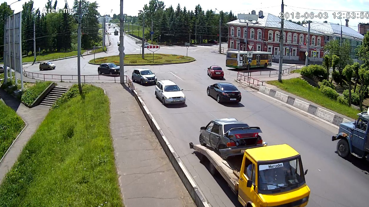В Ярославской области произошло тройное ДТП: легковушка протаранила два автомобиля. Видео