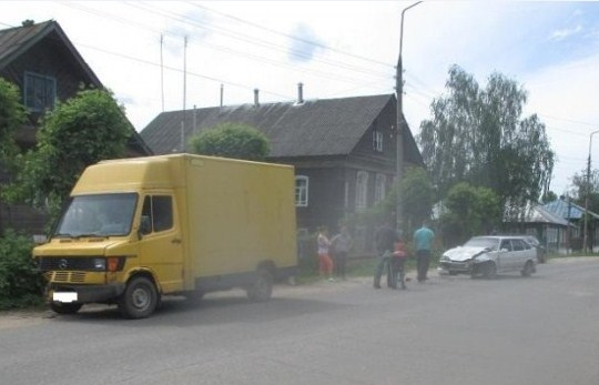 Под Ярославлем лоб в лоб столкнулись грузовик и легковушка: пострадала 5-летняя девочка