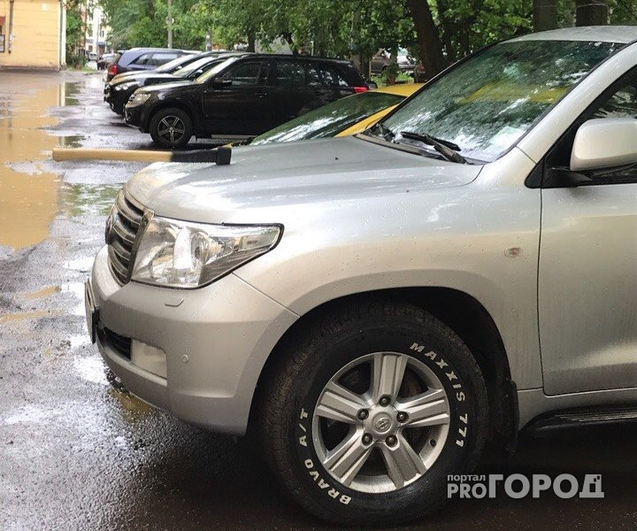 В Ярославле водителю Toyota Land Cruiser воткнули топор в капот: фото