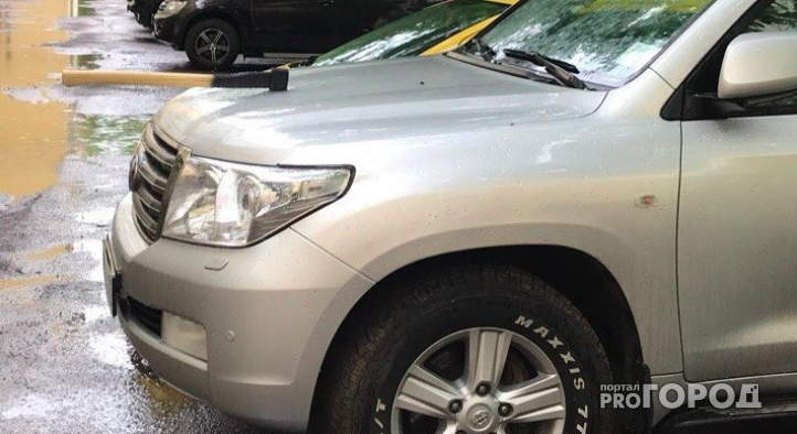 В центре Ярославля в капот Toyota вонзили топор: хозяин написал заявление