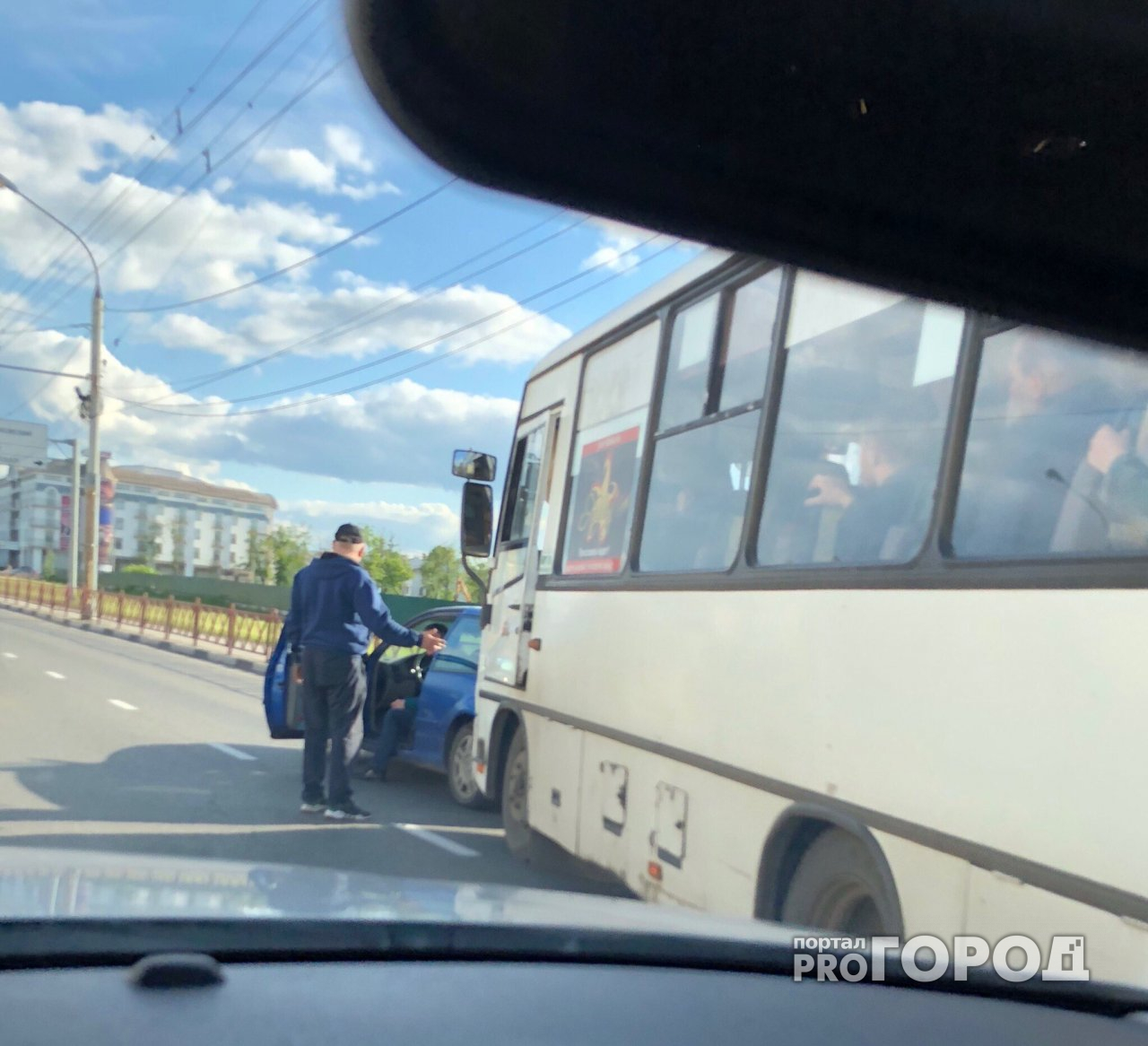 В Ярославле переполненная пассажирами маршрутка, виляя между рядами, врезалась в легковушку