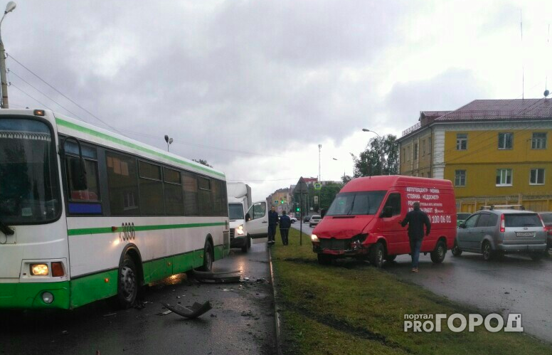 Беременная женщина попала в реанимацию: в Ярославле минивен протаранил автобус