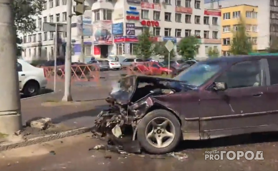 В Ярославле BMW после аварии отбросило в столб: видео