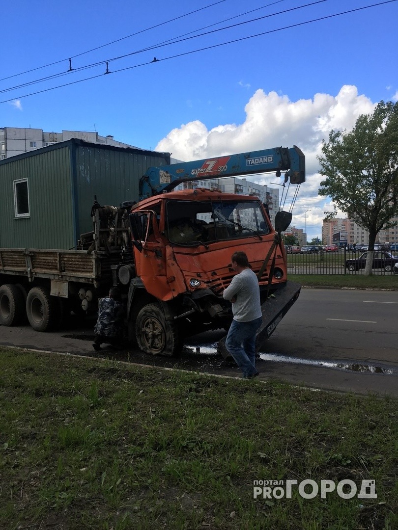 В Ярославле груженый КАМАЗ протаранил пассажирский автобус: видео