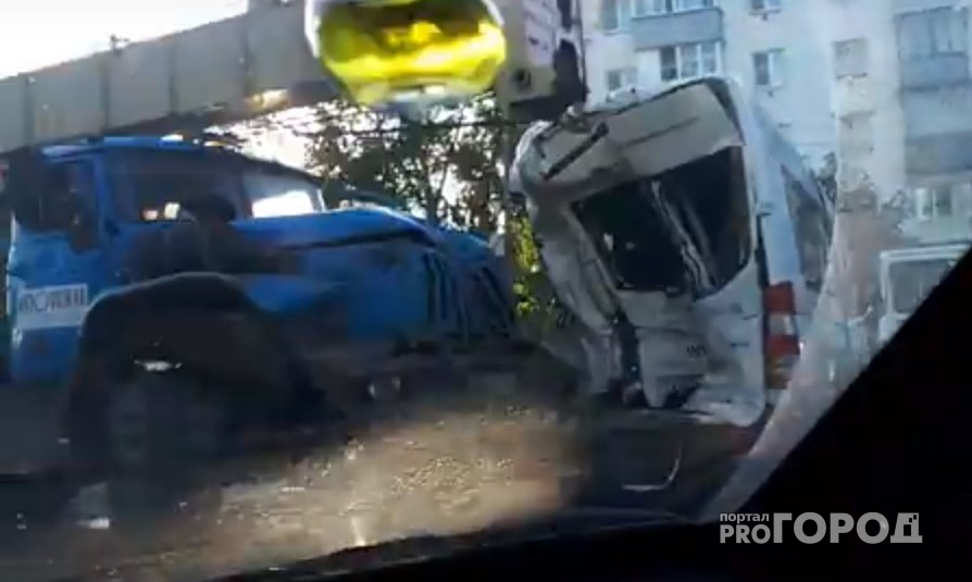 В Ярославле автокран раздавил маршрутку. Видео