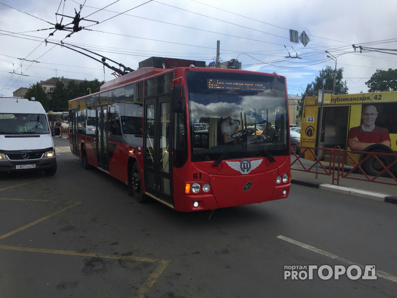 На дорогах Ярославля появились красные троллейбусы:  в чем их преимущество