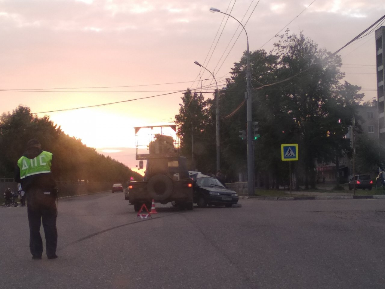 В Ярославле автовышка проткнула легковушку: что говорят очевидцы