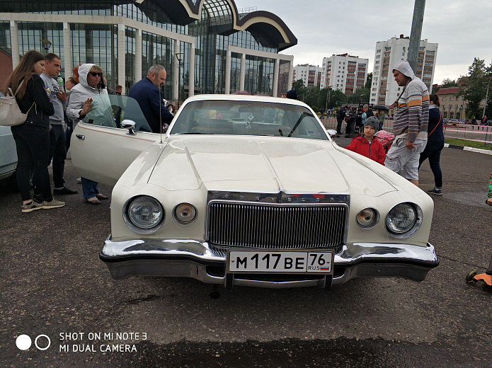 Ярославцам в День России показали старинные автомобили