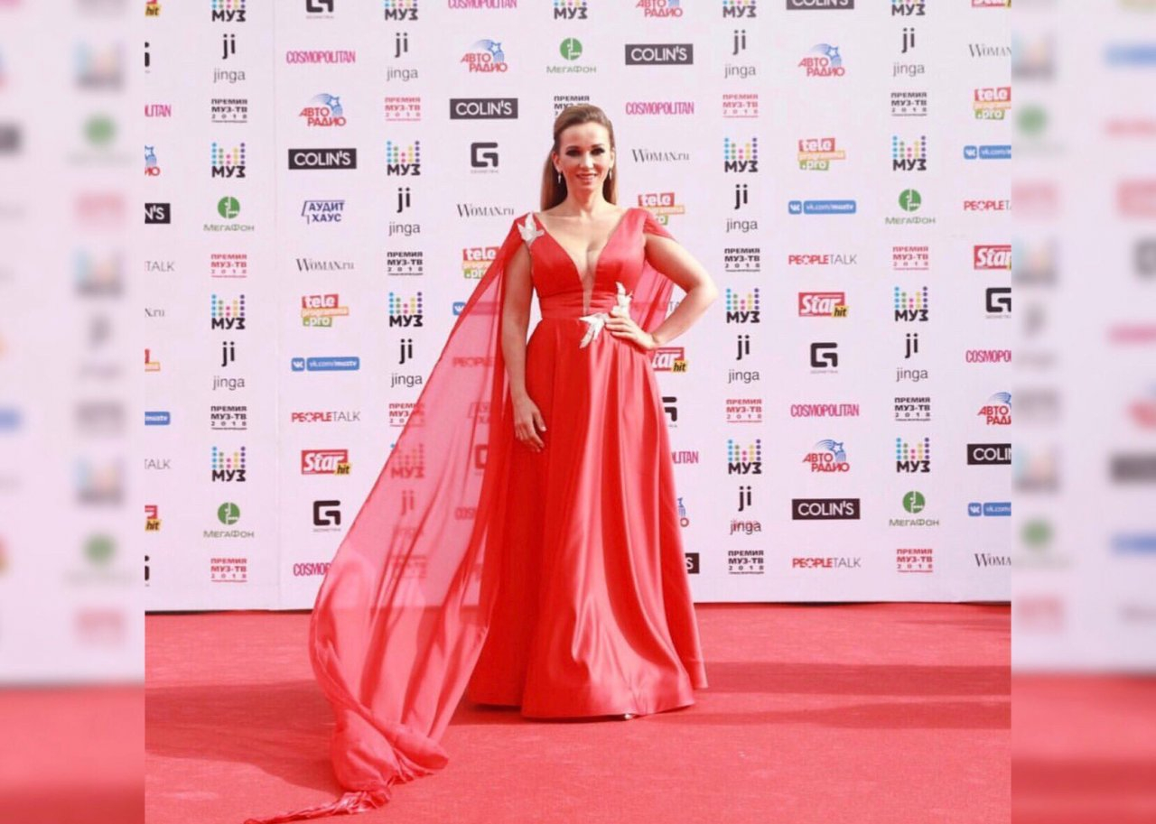 Ярославский дизайнер сшила провокационное платье для Анфисы Чеховой на премию «Муз-ТВ»