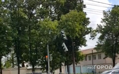 В Ярославле повесился светофор: видео