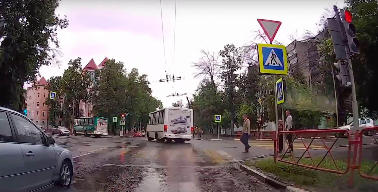 Мне всё можно: в Ярославле маршрутка прорвалась на красный и повернула с чужого ряда. Видео