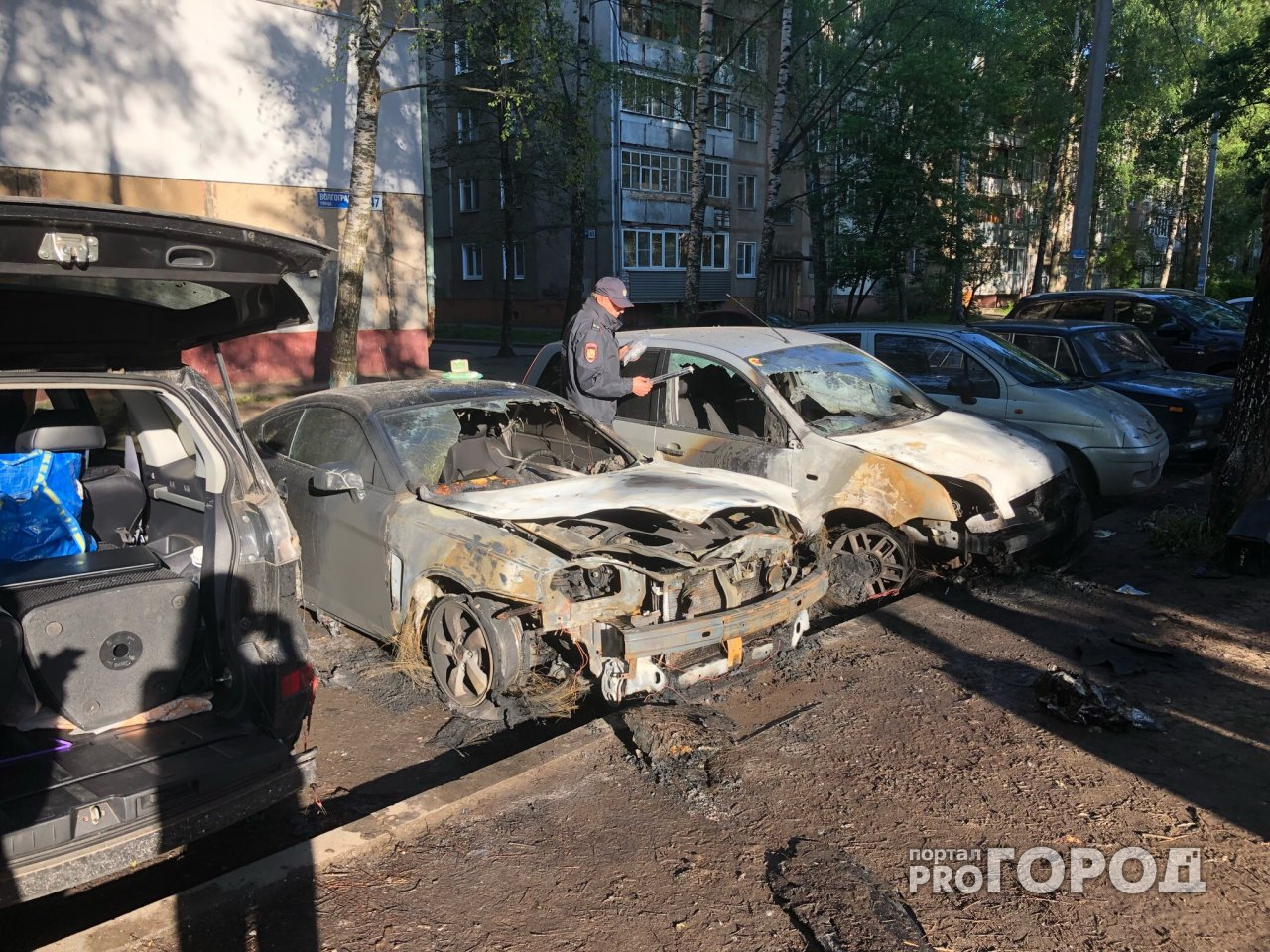 Приезжали на авто с замазанными номерами: ярославцы рассказали о поджигателях, которые уничтожили три машины
