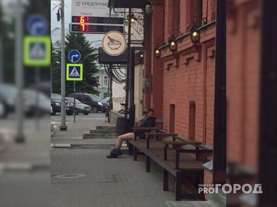 В центре Ярославля мужчина без штанов пугал прохожих: видео