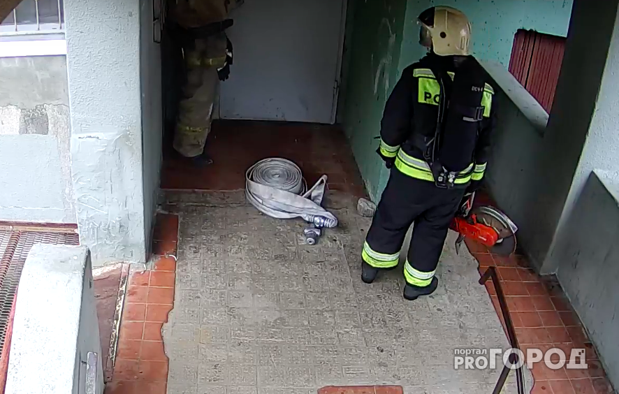 В Ярославле спасателей не пустили в дом, где полыхала квартира: видео