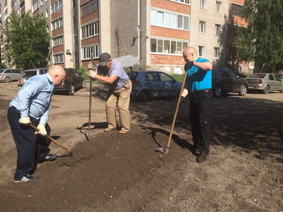 Терпение лопнуло: ярославцы сами ремонтируют дороги во дворах