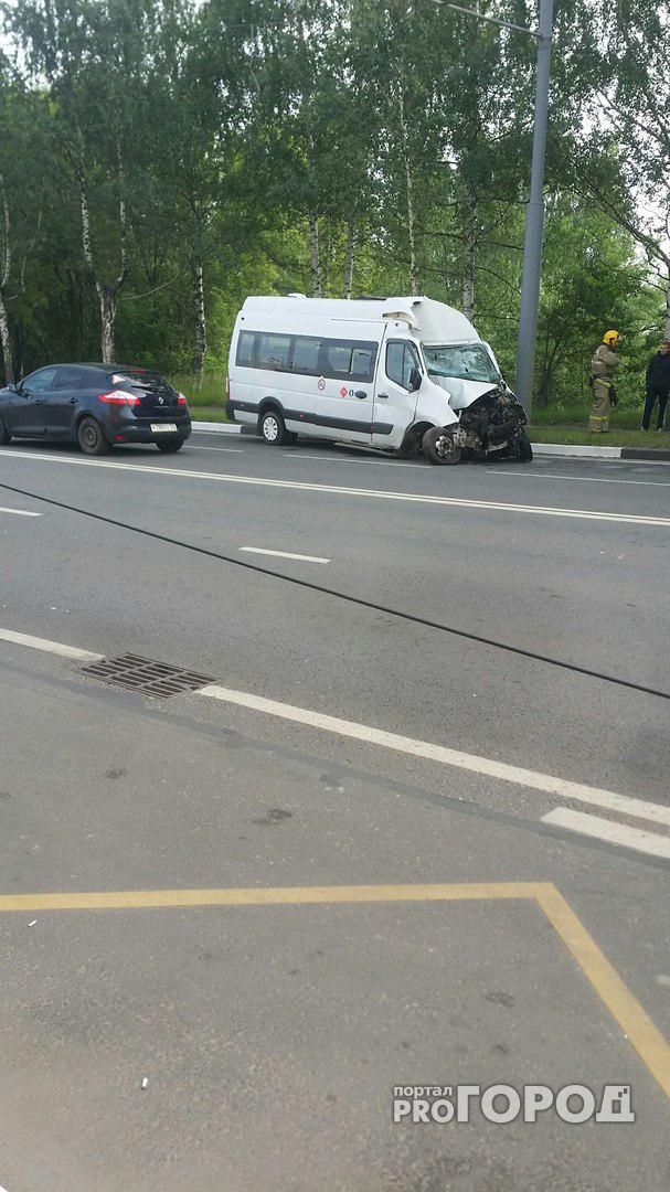 Заснул за рулем: в Ярославле микроавтобус врезался в столб
