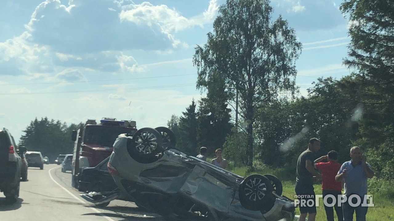 На Костромском шоссе под Ярославлем перевернулся автомобиль: огромная пробка до Туношны. Видео