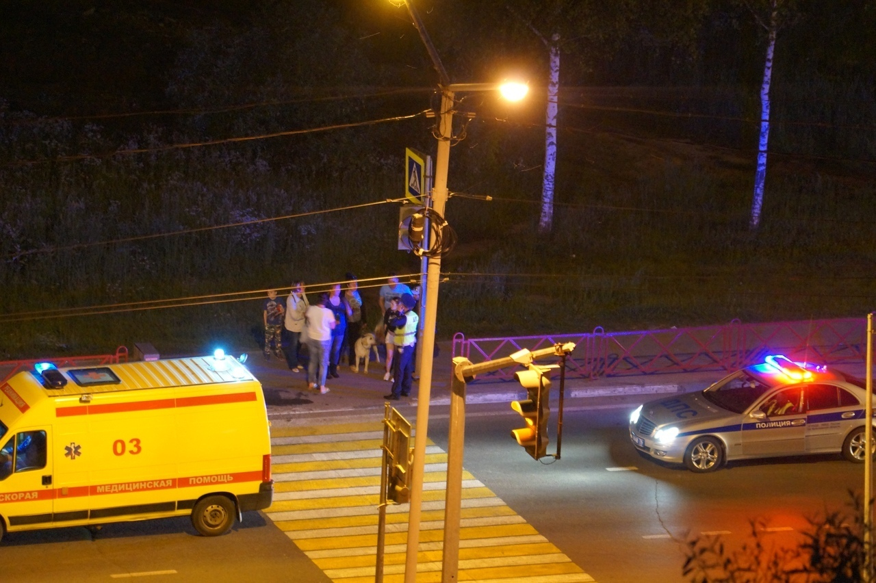 Сбитую женщину грузили на носилки: что говорят очевидцы о ДТП с пешеходом в Ярославле