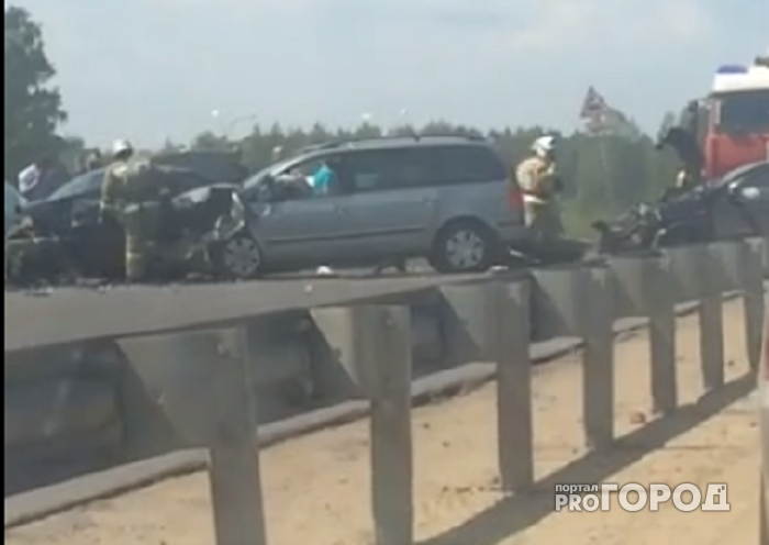 Три авто столкнулись на мосту в Ярославской области: есть пострадавшие. Кадры