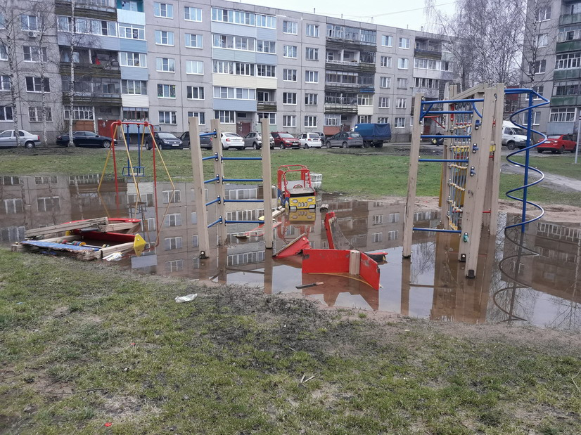 В Рыбинске дети играли на "экстремальных" площадках