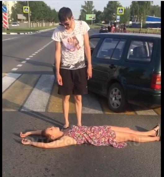 В Ярославле пассажирка иномарки после ДТП притворилась аварийным знаком: видео