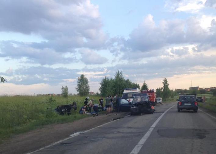 Появилось видео ДТП на трассе Ярославль-Любим, в котором пострадали двое детей